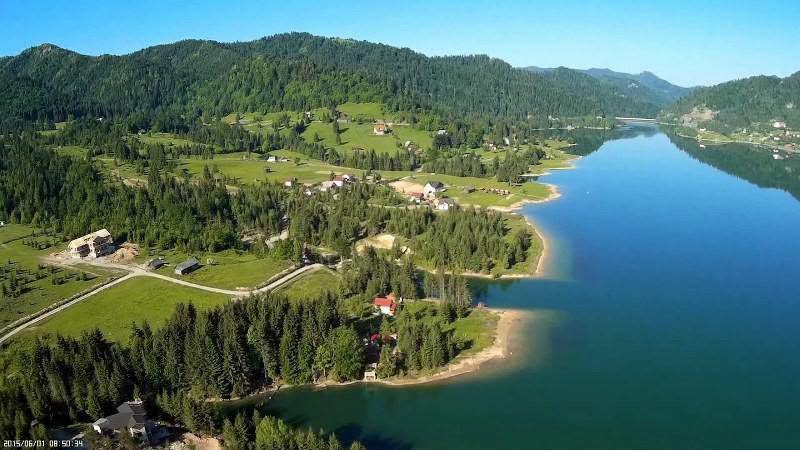 Bibliotecarul înotător Avram Iancu traversează duminică Lacul Colibița într-un antrenament pentru o nouă performanță mondială